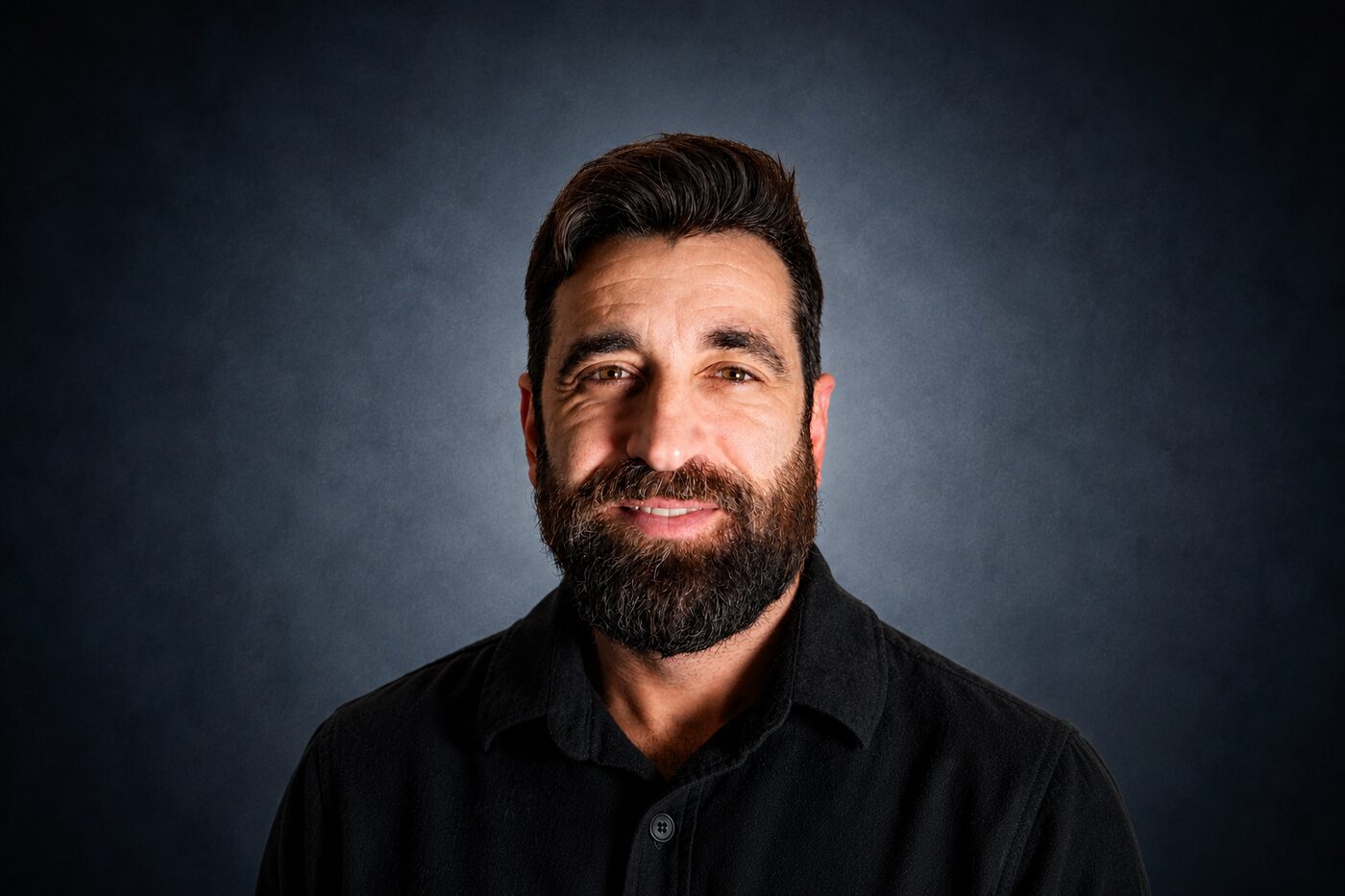 Luciano da Luz em retrato de estúdio