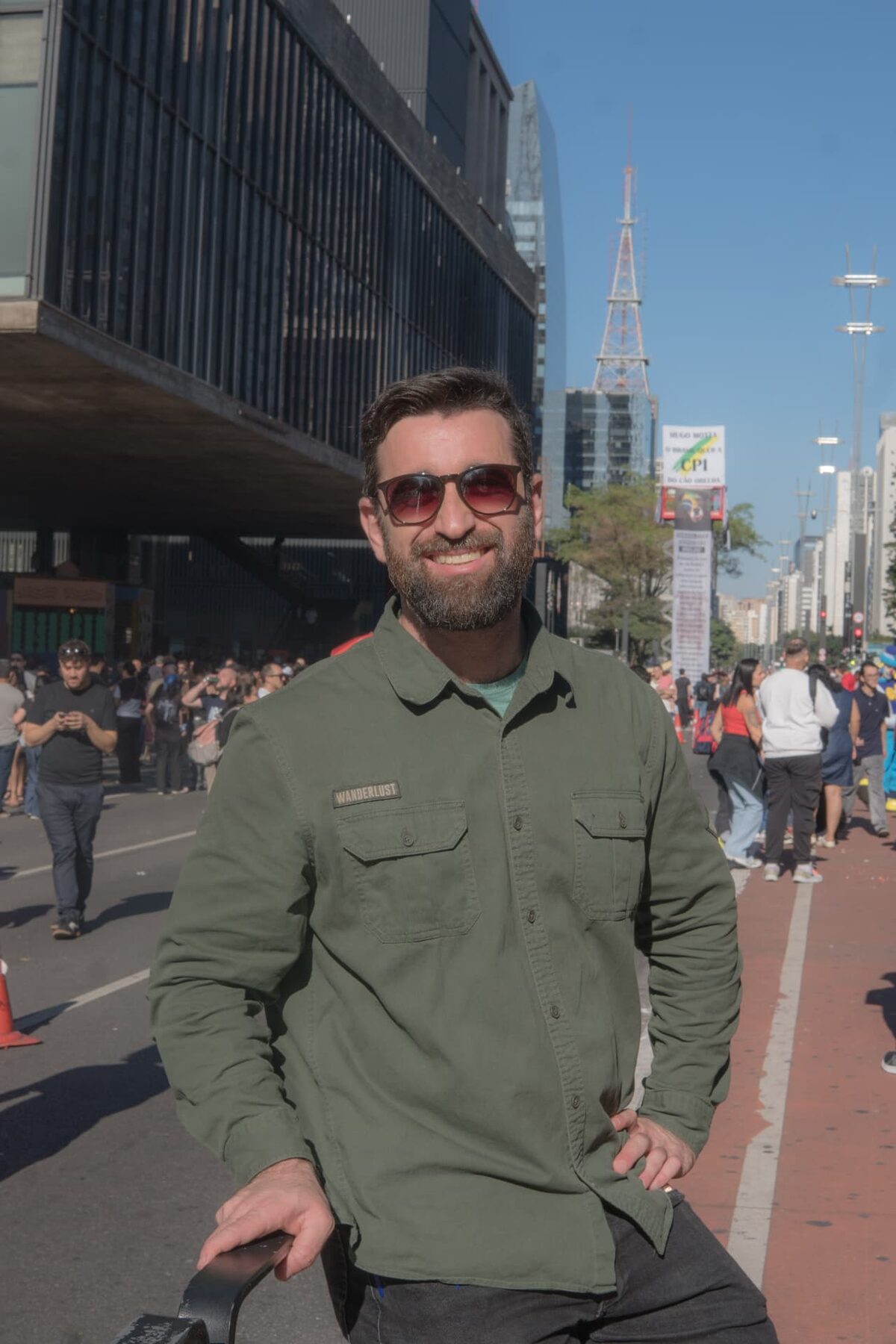 Luciano da Luz conversando na Avenida Paulista